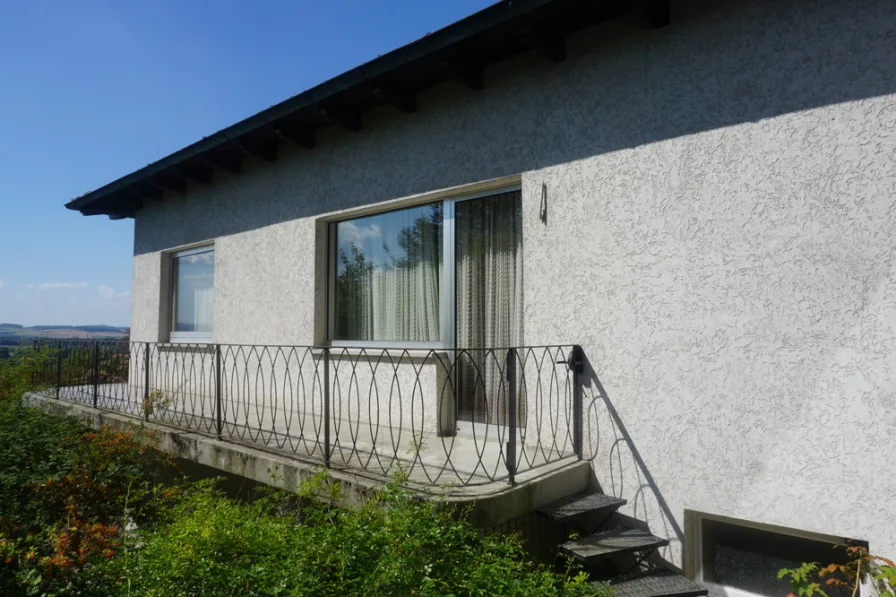 Balkon mit Zugang über eine Treppe zum Garten