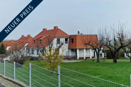 Straßenansicht - Haus kaufen in Bleicherode - Unverbauter Südblick mit Doppelhaushälfte und neuwertigem Anbau in gefragter Wohnlage Bleicherode