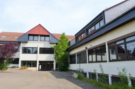 Haupt- und Nebengeäbude - Büro/Praxis kaufen in Homberg (Ohm) - Große Gewerbeeinheit in Homberg (Ohm)