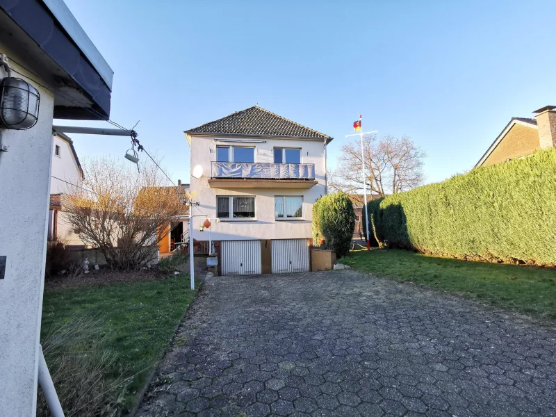 Außenansicht - Haus kaufen in Wesel - Wohnen mit der Familie oder zwei Generation? Zweifamilienhaus in Büderich!