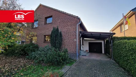 Vorderansicht mit Zufahrt - Haus kaufen in Voerde - Großzügiges Familiendomizil mit Garage auf schönem Grundstück