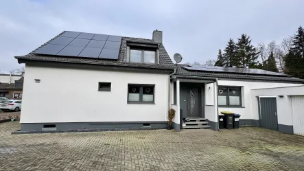 Titelfoto - Haus kaufen in Duisburg - Doppelhaushälfte mit Garten, Garage & viel Platz wartet auf neue Familie!