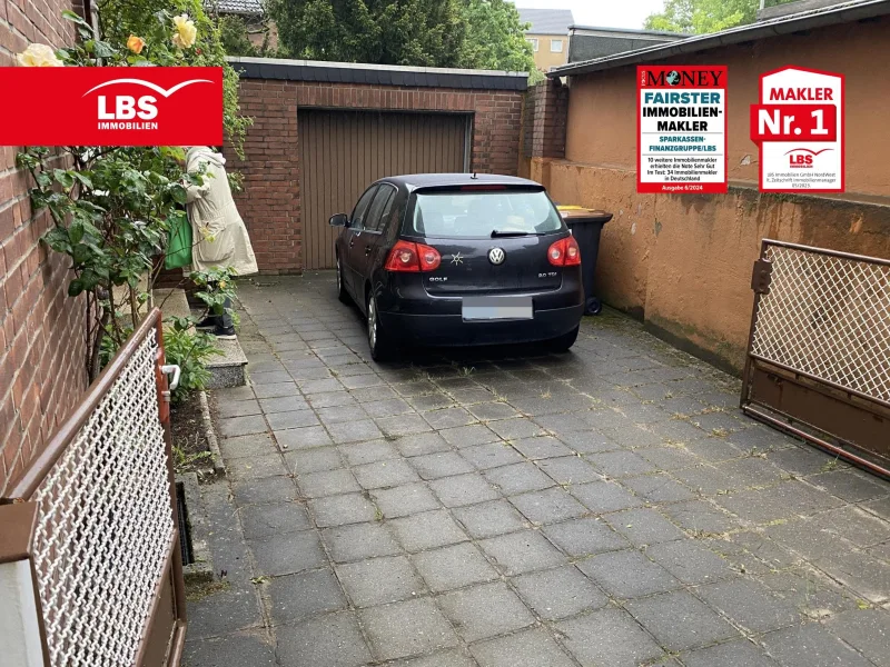 Einfahrt + Garage