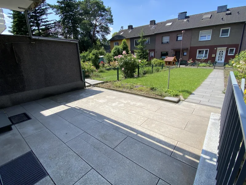 neue Terrasse und Garten