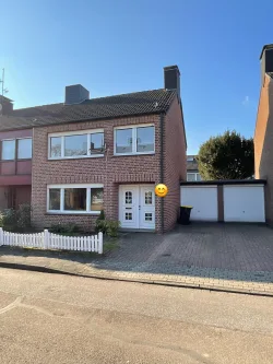 Hausansicht von der Straße - Haus kaufen in Kleve - Doppelhaushälfte mit Potenzial in zentraler Lage!