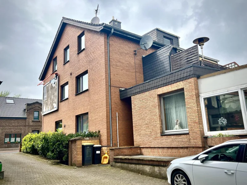 Seitenansicht - Haus kaufen in Duisburg - PROVISIONSFREI - SELTENE GELEGENHEIT - 3-FAMILIENHAUS MIT POTENTIAL...