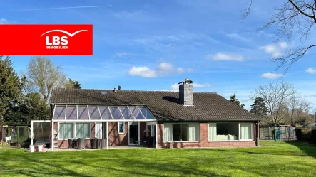 Hausansicht - Haus kaufen in Krefeld - Moderner freistehender Bungalow auf großem Grundstück in grüner Wohnlage !