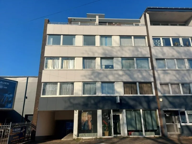 Hauansicht - Wohnung kaufen in Krefeld - Dachgeschosswohnung  2 Zimmer, Küche, Diele Bad, Dachterrasse  !