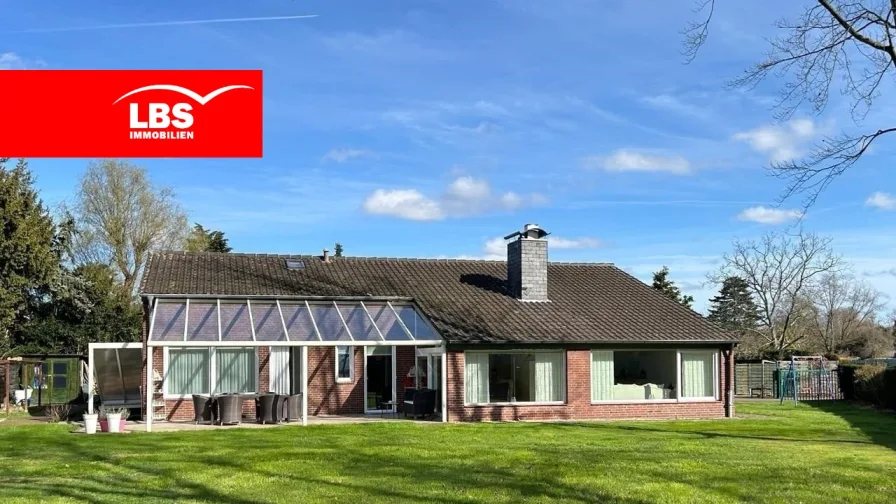 Hausansicht - Haus kaufen in Krefeld - Moderner freistehender Bungalow auf großem Grundstück in grüner Wohnlage !