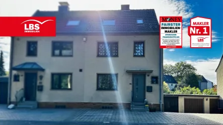 Straßenansicht  - Haus kaufen in Krefeld - Doppelhaushälfte mit großem Garten & Terrasse I Garage & Stellplatz 