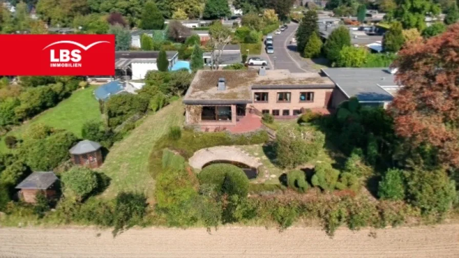 Garten  - Haus kaufen in Krefeld - Bungalow mit luxuriöser Ausstattung, Kamin und idyllischem Gartenparadies