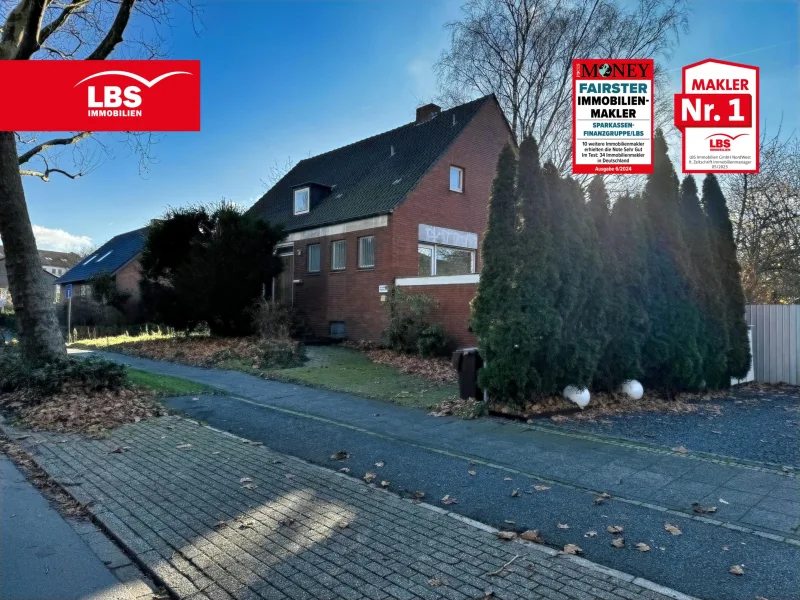 Straßenansicht - Haus kaufen in Krefeld - Freistehendes Einfamilienhaus mit großem Garten und Garage 