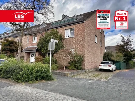 Hausfront_PKW_Stellflächen - Wohnung kaufen in Viersen - Attraktive Wohnung mit Garten in begehrter Lage Viersen-Bockert