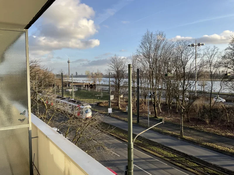 Aussicht Balkon - Wohnung kaufen in Düsseldorf - Genießen Sie den Blick auf den Rhein! 