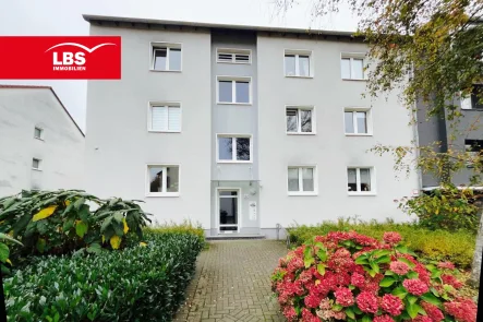 Hausansicht Eingangsbereich - Wohnung kaufen in Düsseldorf - Kapitalanlage! Schöne 3 Zimmer Wohnung mit großzügiger Terrasse