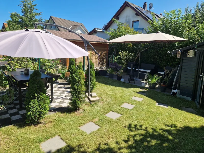 Garten mit zwei Ruhebereichen