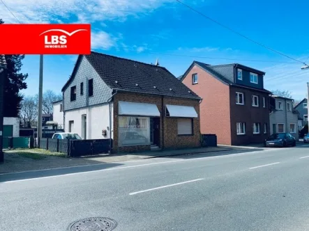 Straßenansicht - Haus kaufen in Oberhausen - Handwerker Aufgepasst! Zweifamilienhaus inklusive Gewerbefläche 