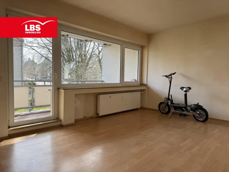 Wohnzimmer - Wohnung kaufen in Aachen - Renovierungsbedürftige 4-Zimmer-Wohnung mit Balkon & Garage in Aachen-Forst