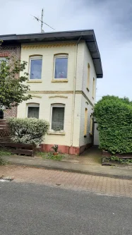 Ansicht Vorne - Haus kaufen in Mönchengladbach - Haus mit großem Garten: Wohnen im Grünen in bester Nachbarschaft