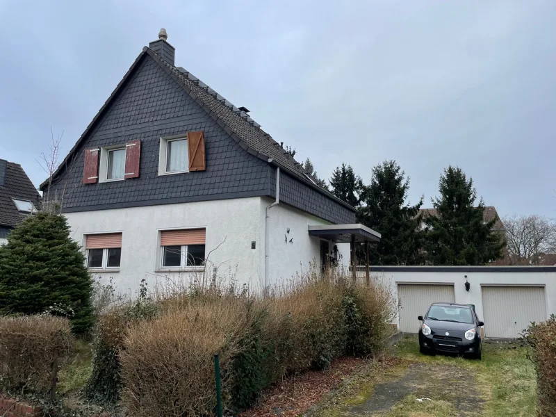 Hausansicht - Haus kaufen in Düsseldorf - * Einfamilienhaus mit vorliegender Baugenehmigung für 3-Familienhaus *