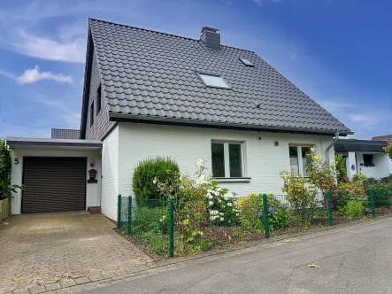 Haus Vorderseite - Haus kaufen in Kaarst - ** Freistehendes Einfamilienhaus in begehrter Wohnlage **