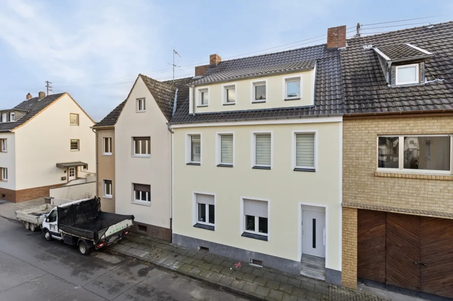 Außen - Haus kaufen in Troisdorf - Modernisiertes 3-Familienhaus mit Einliegerappartement in Troisdorf Oberlar