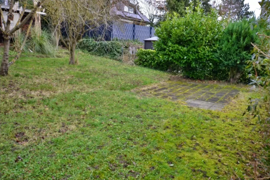 Geschützte Terrasse im oberen Garten