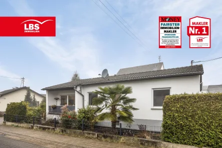 Seitenstrassenansicht - Haus kaufen in Niederkassel - Sie suchen einen modernisierten Bungalow mit Garage und riesiger Terrasse?