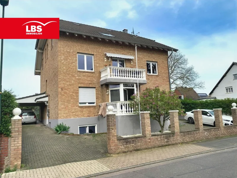 Straßenansicht - Wohnung kaufen in Kerpen - Exklusive 97m²-Maisonettewohnung in moderner italienischer Villa! 