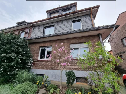 Straßenansicht - Wohnung kaufen in Bergheim - Bergheim-Glessen! Geräumige Maisonette-Wohnung mit Terrasse und Garten!