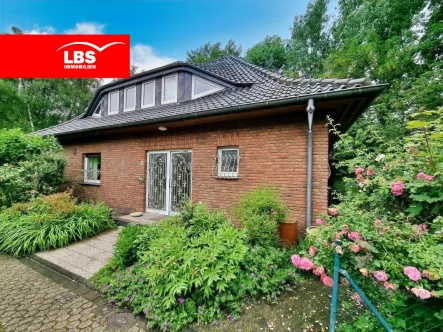 Straßenansicht - Haus kaufen in Hürth - Traumhaus im Grünen! 204 qm großes Einfamilienhaus mit parkähnlichem Garten