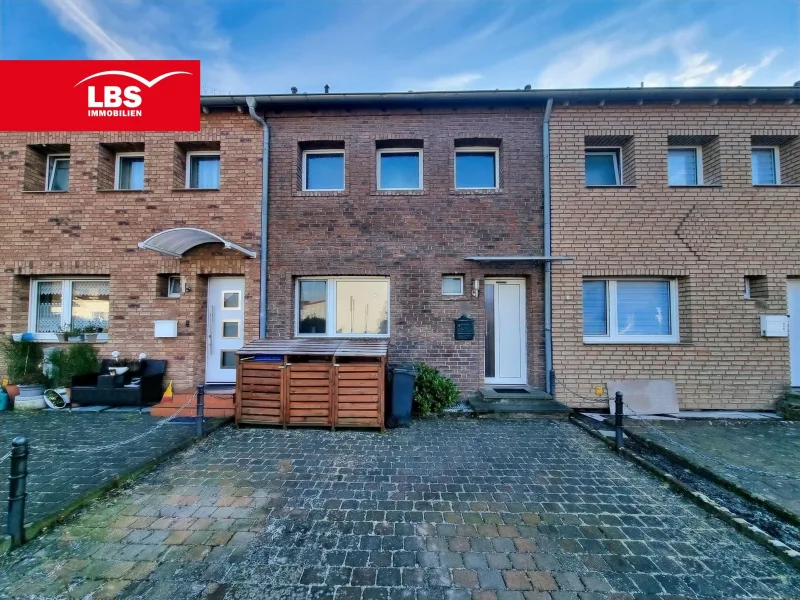 Straßenansicht - Haus kaufen in Bergheim - Charmantes Reihenmittelhaus mit Blick ins Naturschutzgebiet!