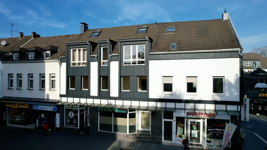 Blick von der Fußgängerzone - Zinshaus/Renditeobjekt kaufen in Bergisch Gladbach - Top Wohn- und Geschäftshaus in Gladbacher Premiumlage 