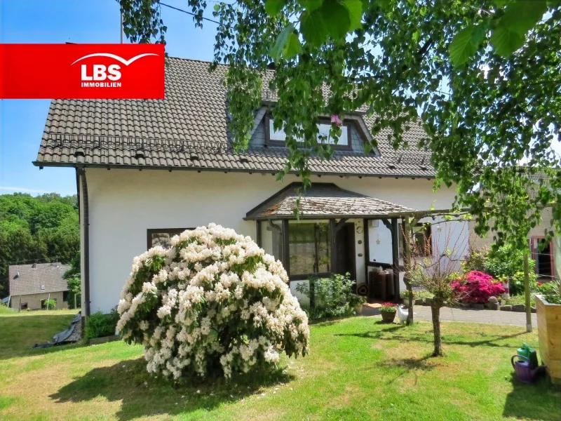 Vorderansicht - Haus kaufen in Windeck - Sehr gepflegtes freistehendes Einfamilienhaus im Windecker Ländchen.