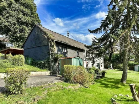 Garten vorne - Haus kaufen in Reichshof - Fachwerkhaus mit langer Geschichte 