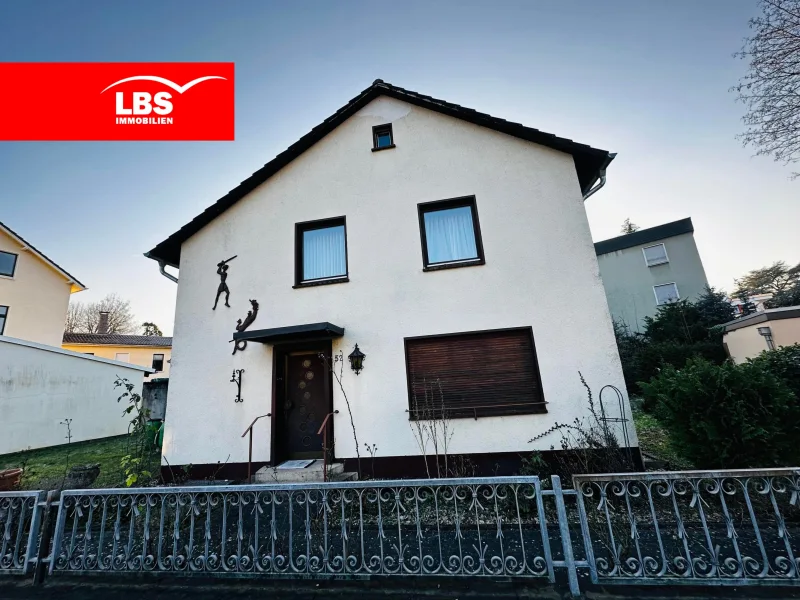 Außenansicht - Haus kaufen in Bad Honnef - Einfamilienhaus mit Garten und Garage in Rhöndorf –  Wohnen auf ca. 140 qm