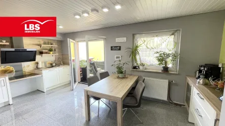 Blick in die Wohnküche (1) - Wohnung kaufen in Köln - Attraktive Maisonette Wohnung  mit viel Platz für die ganze Familie.