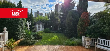 Blick in den Garten  - Wohnung kaufen in Köln - Stilvolle und außergewöhnliche Eigentumswohnung mit Einliegerwohnung im KG