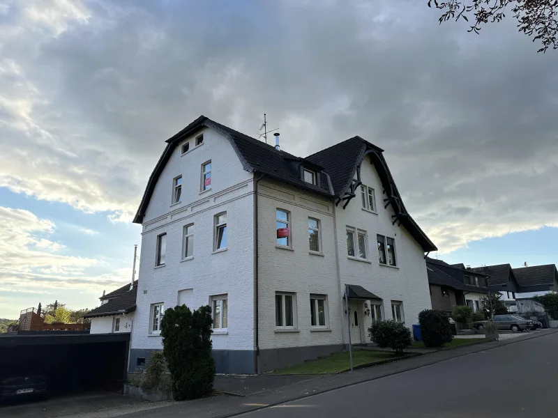 Außenansicht  - Wohnung kaufen in Solingen - Stilvolle Maisonette-Wohnung mit großzügigem Wohnbereich und offener Küche