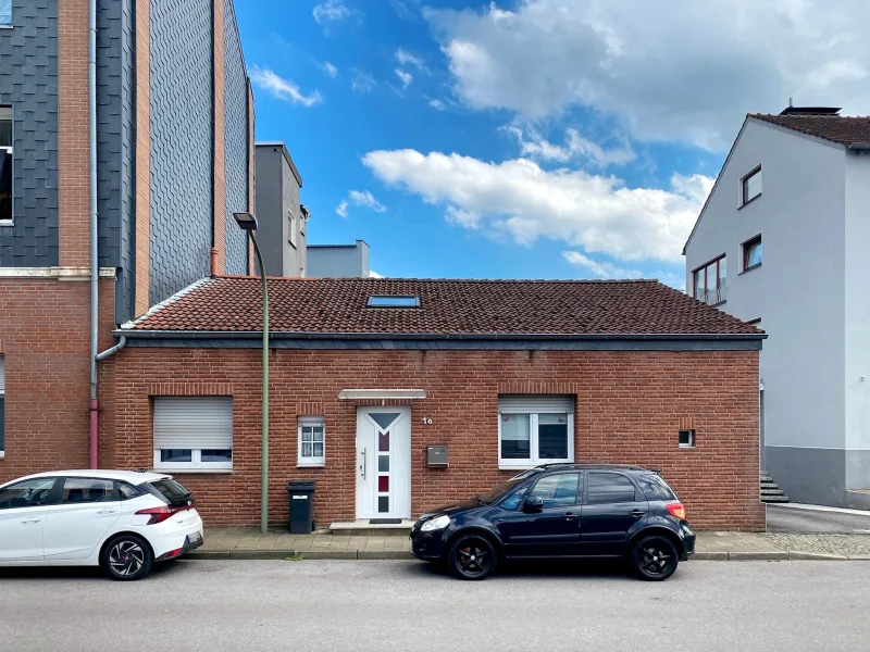 Frontansicht - Haus kaufen in Bochum - Familienglück, Altersruhesitz oder Mehrgenerationenhaus 