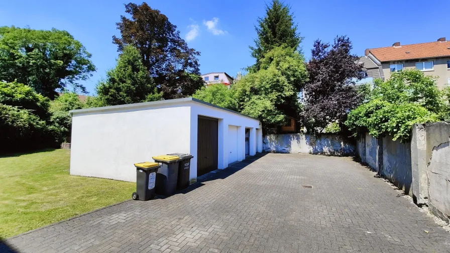 Garagenhof hinter dem Wohnhaus