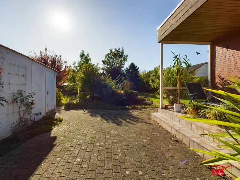 Terrasse mit Zugang zur Garage