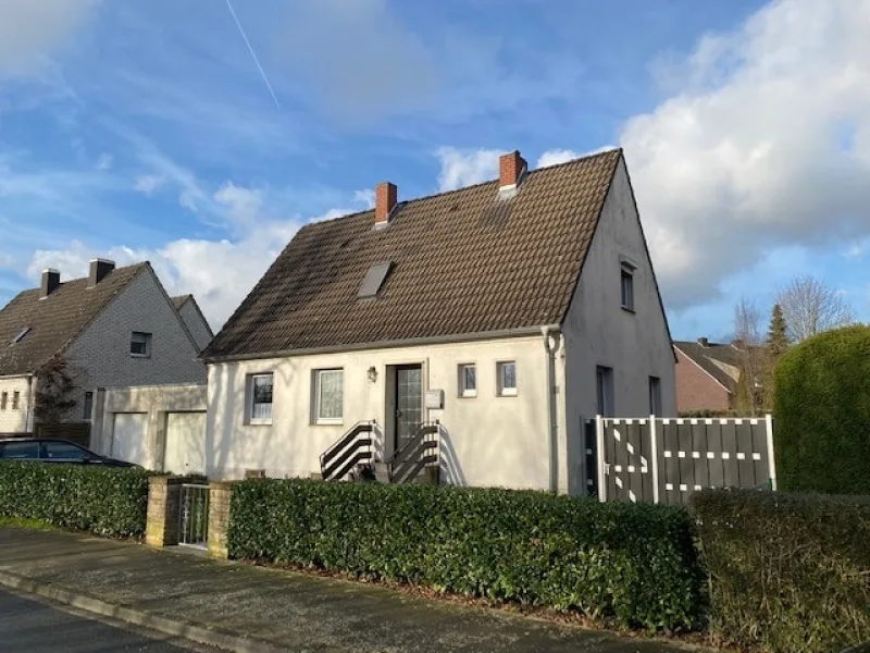 Straßenansicht - Haus kaufen in Münster - Einfamilienhaus in Sackgassenlage von Münster Mecklenbeck