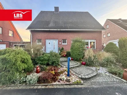 Straßenansicht - Haus kaufen in Drensteinfurt - Drensteinfurt! Freistehendes Einfamilienhaus mit großem Grundstück