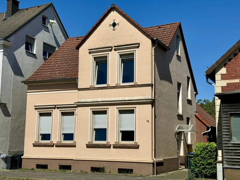 Außenansicht - Haus kaufen in Lage - Großes Ein- bis Zweifamilienhaus im Zentrum!