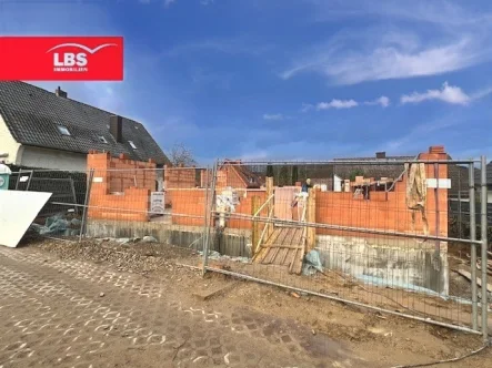 Es geht voran.... - Haus kaufen in Vlotho - Schnell sein lohnt sicht - nur noch eine Doppelhaushälfte frei!