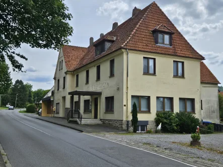 Strassenseite  - Haus kaufen in Oerlinghausen, Währentrup - Idyllisch, geräumig, vielseitig - MFH mit Gewerbeeinheit und Baugrundstück!