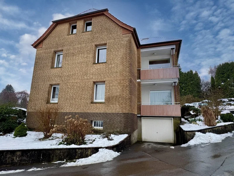 Vorderansicht mit Balkon