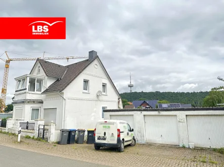 Frontansicht mit Garagen - Haus kaufen in Porta Westfalica - Modernisiertes Zwei- Dreifamilienhaus in Porta Westfalica!