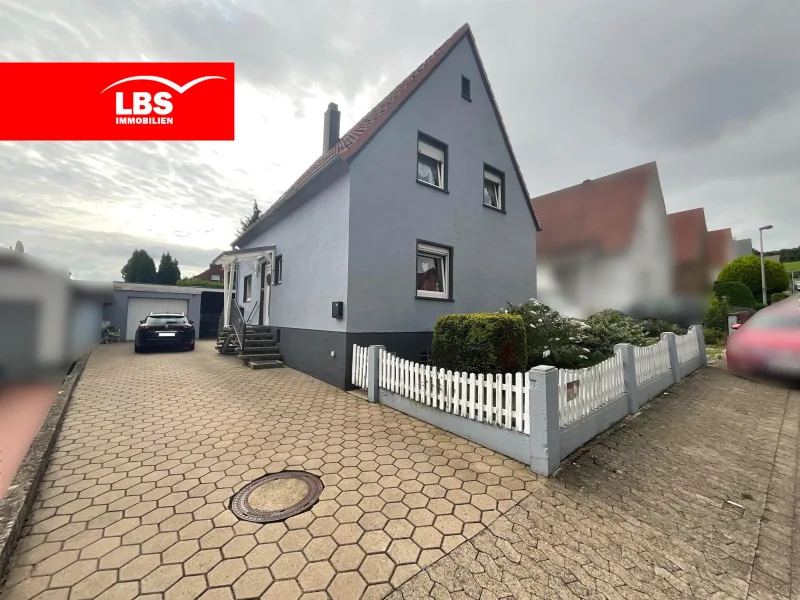 Straßenansicht  - Haus kaufen in Porta Westfalica - Für Ihr Familienidyll - Einfamilienhaus mit Garage, Carport und großem Grundstück...